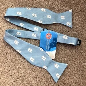 UNC CH blue with insignia bow tie, NWT, silk
